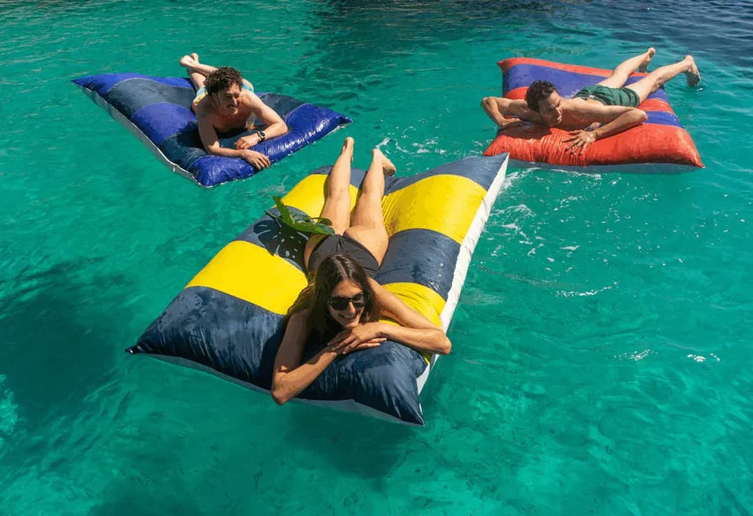 Des poufs en toile de montgolfière