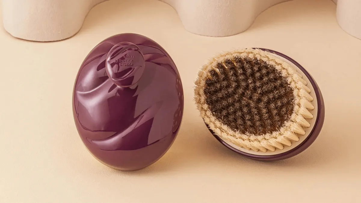 Brosses-vous ! Les dents ? Les cheveux ? Non, le corps